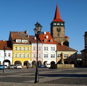 un edificio con una torre dell'orologio e un lampione di Nový apartman Eva a Jičín