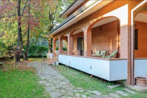 フォルテ・デイ・マルミにあるVilla DilettaMariaのレンガ造りの家(横に屋外キッチン付)