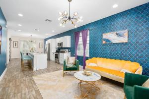 Köök või kööginurk majutusasutuses SUPER LUXE- SLEEPs 17 - DESIGNs & NEAR Disney