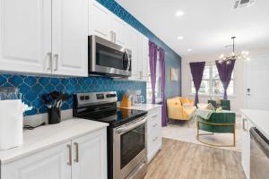 Köök või kööginurk majutusasutuses SUPER LUXE- SLEEPs 17 - DESIGNs & NEAR Disney