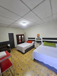 Postel nebo postele na pokoji v ubytování Casa 25 hostal santa ana + 10 fotografií