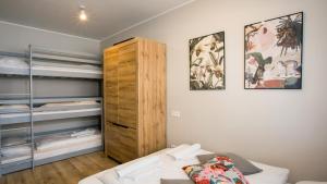 Ένα ή περισσότερα κρεβάτια σε δωμάτιο στο Apartamenty Dębowe
