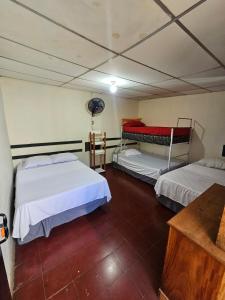 Postel nebo postele na pokoji v ubytování Casa 25 hostal santa ana