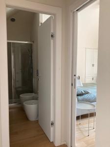 ein Badezimmer mit Badewanne und ein Bett in einem Zimmer in der Unterkunft Appartamento in centro storico in Asti