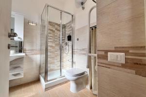 un bagno con wc e doccia in vetro di Le dimore di Traiano a Civitavecchia Altre 37 foto