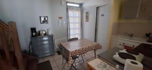 Kuchyň nebo kuchyňský kout v ubytování Le gîte de l'atelier