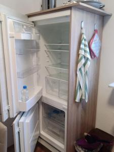 ein leerer Kühlschrank mit offener Tür und ein Handtuch in der Unterkunft Bei EDE & Helli in Klotten