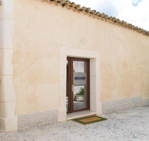 a door in the side of a building at Bed and Breakfast Camumidha in Gerace