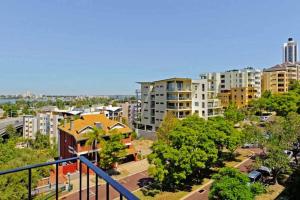 vistas a una ciudad con edificios y árboles en Mountway Holiday Apartments, en Perth