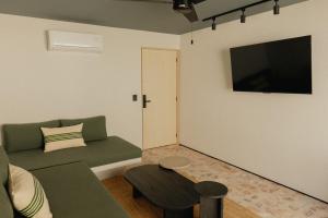 TV a/nebo společenská místnost v ubytování Ixum, Casa Hotel Boutique
