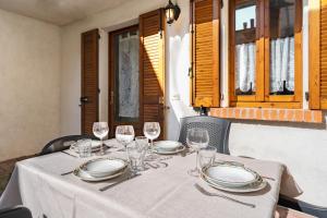 Φωτογραφία από το άλμπουμ του The Court of the moon σε Barzio