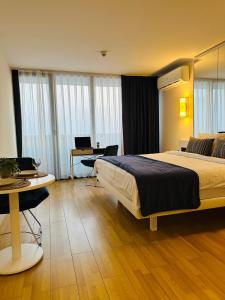 Postel nebo postele na pokoji v ubytování Orbi City Luxury Apartment