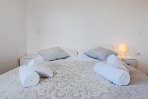 Posteľ alebo postele v izbe v ubytovaní Cherry City Stay Apartment With Parking - Happy Rentals