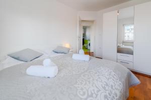 Posteľ alebo postele v izbe v ubytovaní Cherry City Stay Apartment With Parking - Happy Rentals