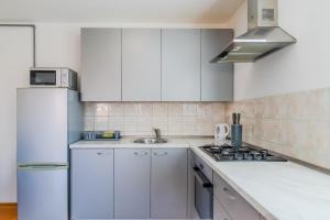 Kuchyňa alebo kuchynka v ubytovaní Cherry City Stay Apartment With Parking - Happy Rentals