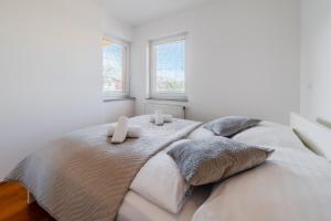 Posteľ alebo postele v izbe v ubytovaní Cherry City Stay Apartment With Parking - Happy Rentals + 28 fotografií