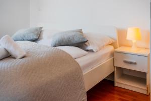 Posteľ alebo postele v izbe v ubytovaní Cherry City Stay Apartment With Parking - Happy Rentals