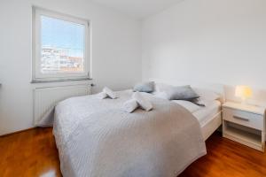 Posteľ alebo postele v izbe v ubytovaní Cherry City Stay Apartment With Parking - Happy Rentals