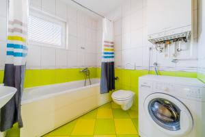 Kúpeľňa v ubytovaní Cherry City Stay Apartment With Parking - Happy Rentals