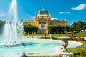 Bazén v ubytovaní Cherry City Stay Apartment With Parking - Happy Rentals alebo v jeho blízkosti