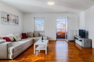 Televízia a/alebo spoločenská miestnosť v ubytovaní Cherry City Stay Apartment With Parking - Happy Rentals