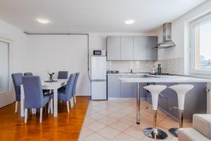 Kuchyňa alebo kuchynka v ubytovaní Cherry City Stay Apartment With Parking - Happy Rentals