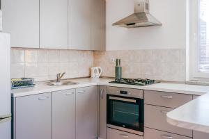 Kuchyňa alebo kuchynka v ubytovaní Cherry City Stay Apartment With Parking - Happy Rentals