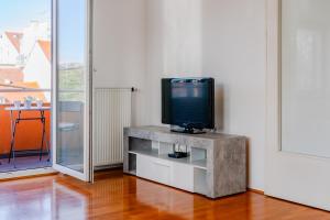 Televízia a/alebo spoločenská miestnosť v ubytovaní Cherry City Stay Apartment With Parking - Happy Rentals