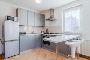 Kuchyňa alebo kuchynka v ubytovaní Cherry City Stay Apartment With Parking - Happy Rentals