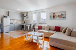 Kuchyňa alebo kuchynka v ubytovaní Cherry City Stay Apartment With Parking - Happy Rentals