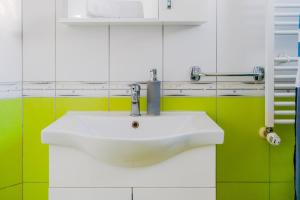 Kúpeľňa v ubytovaní Cherry City Stay Apartment With Parking - Happy Rentals