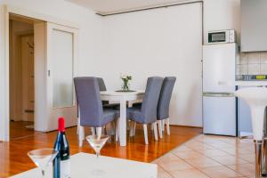 Kuchyňa alebo kuchynka v ubytovaní Cherry City Stay Apartment With Parking - Happy Rentals