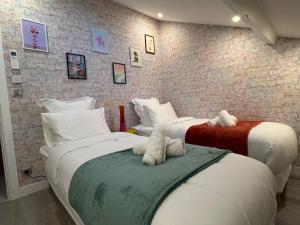 Ένα ή περισσότερα κρεβάτια σε δωμάτιο στο Maison Fair play, jardin, parking, billard