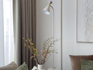 - une lampe au sol dans un salon à côté d'une fenêtre dans l'établissement Elite Business & Family Turnkey 433 Residence 2BR in OIA Motor City, à Dubaï