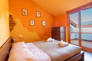 Postel nebo postele na pokoji v ubytování Spacious mountain view attic apartment