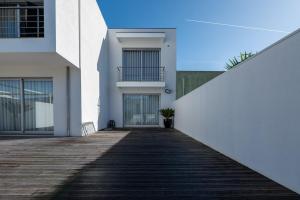 uma passagem que leva a uma casa branca em The Povoa Villa na Póvoa do Varzim