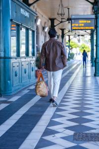 una mujer caminando por una calle llevando una bolsa en Pascià Villagonia, en Taormina