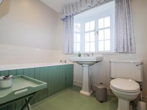 Ένα μπάνιο στο Holm Oak Lodge +34 φωτογραφίες