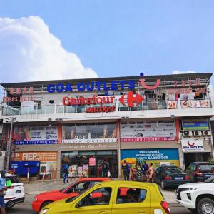 Supermarket nebo jiné obchody v  hotelu nebo okolí