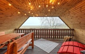 ダゲビュルにあるAmazing Home In Dagebüll With Wifiのログキャビン内の大きな窓付きの客室です。 +39枚の写真