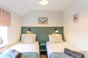 ein Zimmer mit zwei Betten und einer Couch in der Unterkunft Wallaby - East Wittering Fisherman's Cottage in East Wittering + 25 Fotos