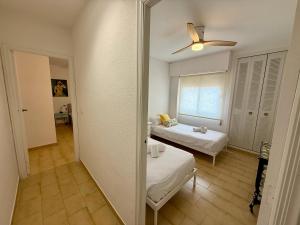 Postel nebo postele na pokoji v ubytování Apartamento Mistral Beach