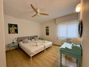 Postel nebo postele na pokoji v ubytování Apartamento Mistral Beach