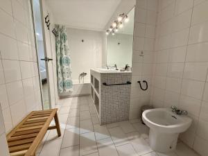 Koupelna v ubytování Apartamento Mistral Beach + 24 fotografií