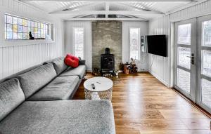 Ruang duduk di Amazing Home In Rødvig Stevns With Wifi