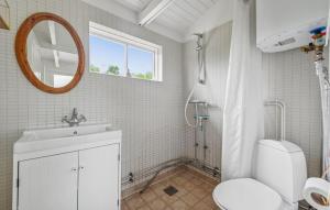 Bilik mandi di Amazing Home In Rødvig Stevns With Wifi
