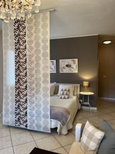 A bed or beds in a room at Your Studio Apartment in Sirmione