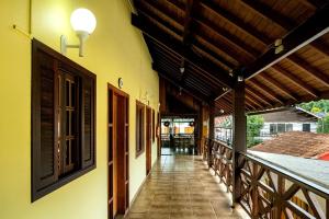 an empty hallway of a house with a balcony at Apartamento Le Deux Avenida in Monte Verde