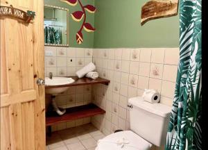 Kopalnica v nastanitvi Mi Zaru sea view hotel Free MA park tour & breakfast