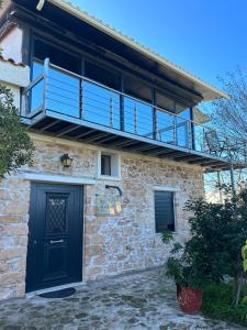 KhlóïSolMar Aegina with private pool - jacuzzi的房屋的顶部设有阳台